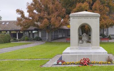 Das Denkmal des 16er-Vereins in Langenthal (4900, Kanton Bern) erinnert mit einer steinernen Gedenkstätte und Blumenschmuck an die im Dienst für das Vaterland Verstorbenen.