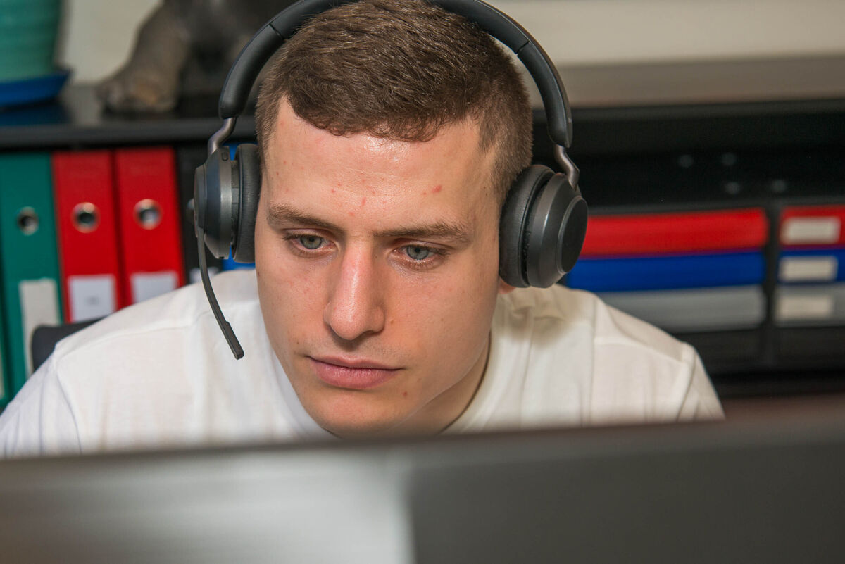 Zertifizierter Kammerjäger im Schutzanzug