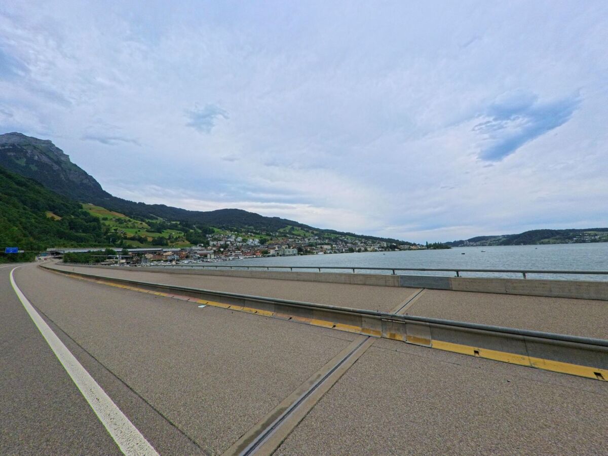 Von der Schnellstrasse in Hergiswil (6052, Kanton Nidwalden) aus reicht der Blick ueber den Vierwaldstaettersee bis zu den sanft ansteigenden Haeuserzeilen am Ufer.