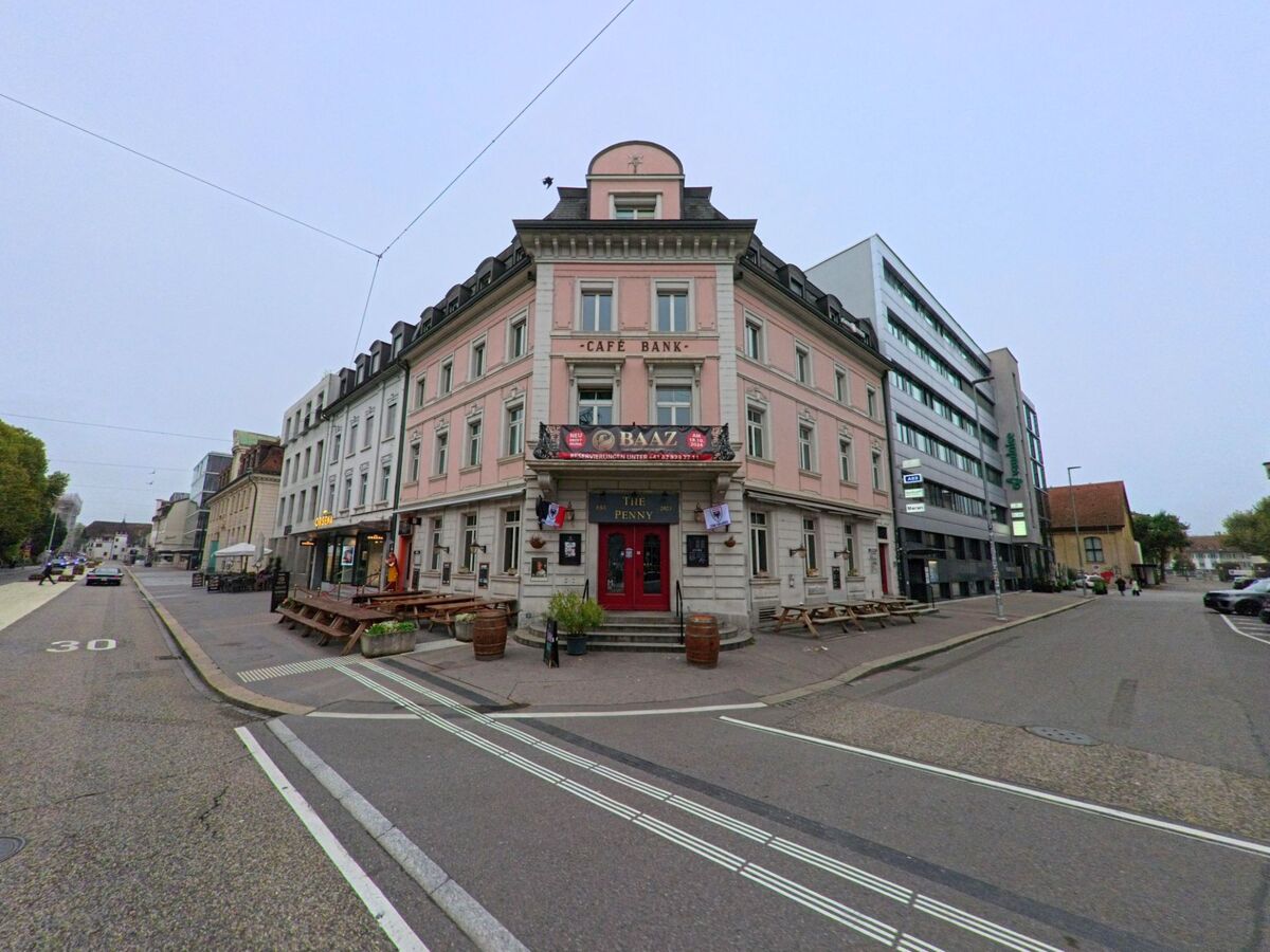 Ein historisches Gebäude an der Bahnhofstrasse in Aarau (5000, Kanton Aargau) beherbergt ein Café und Restaurant mit Aussenterrasse.