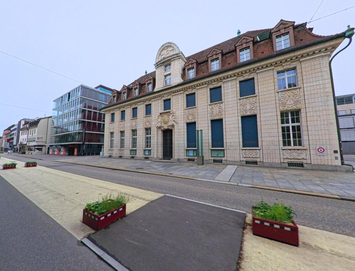 In Aarau (5000, Kanton Aargau) steht ein imposantes Gebaeude mit reich verzierten Fassaden an einer breiten Strasse, die von modernen Bauten begleitet wird.