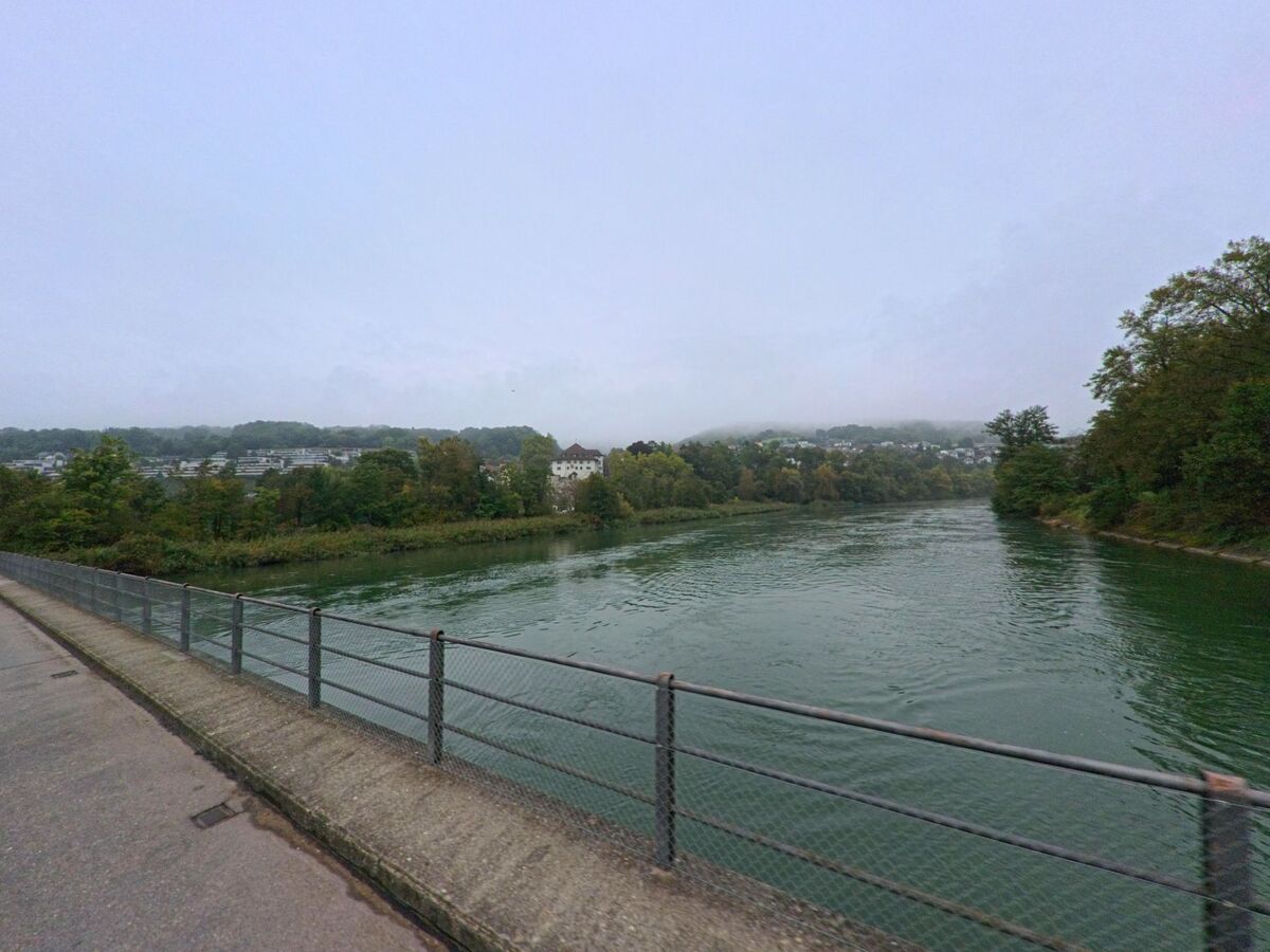 In Aarau (5023, Kanton Aargau) führt ein Weg entlang der Aare, von dem aus man den Fluss und die bewaldeten Uferlandschaften überblicken kann.
