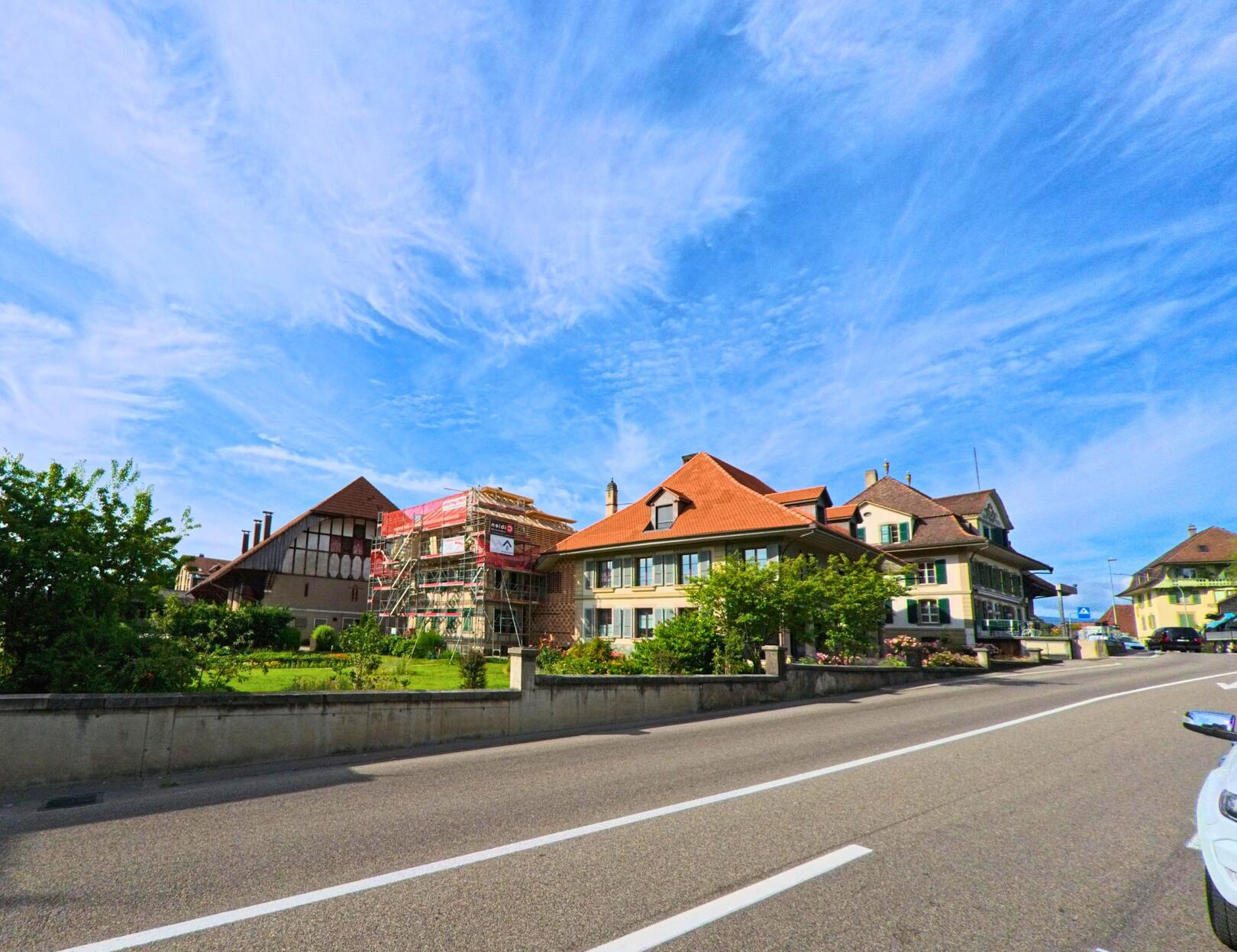 In Aarberg (3270, Kanton Bern) stehen entlang der Hauptstrasse mehrere historische Gebäude mit roten Dächern, eines davon befindet sich aktuell im Umbau.