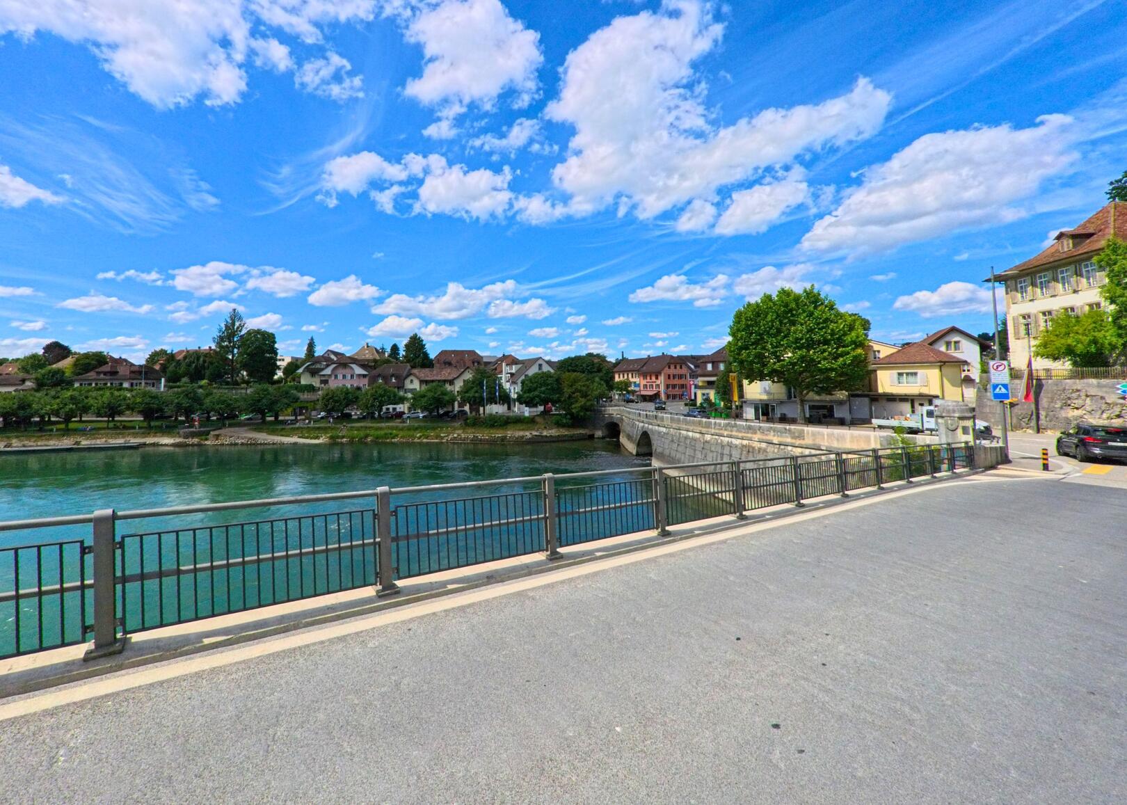Eine steinerne Bruecke fuehrt in Aarburg (4663, Kanton Aargau) ueber die Aare in ein ruhiges Wohnquartier mit gut erhaltenen historischen Gebaeuden.
