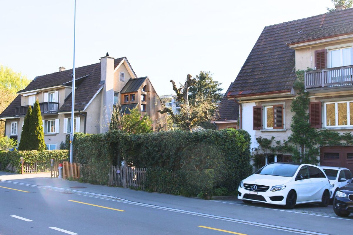  In Adliswil im Kanton Zürich (PLZ 8134) stehen entlang einer ruhigen Strasse gepflegte Einfamilienhäuser mit Vorgärten und Balkonen.