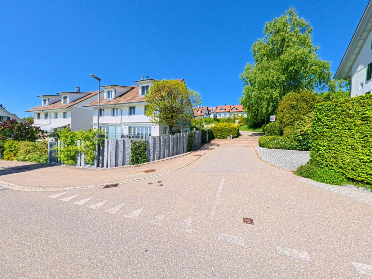 In Aeugst am Albis, PLZ 8914 im Kanton Zürich, prägen moderne Reihenhäuser mit gepflegten Vorgärten und einer kleinen Anliegerstrasse das Bild eines ruhigen Wohnquartiers.