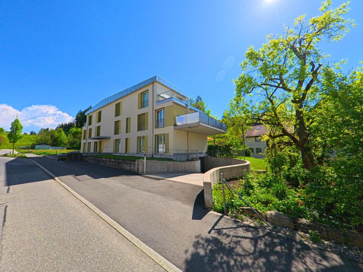 Am sonnigen Ortsrand von Affoltern am Albis (PLZ 8910, Kanton Zürich) steht ein modernes Wohnhaus mit grosszügigen Balkonen und Blick ins Grüne.