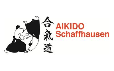 Auf hellem Hintergrund zeigt das Bild in Schaffhausen (8200, Kanton Schaffhausen) eine grafische Darstellung zweier Aikido-Praktizierender mit Schriftzeichen und Vereinsname.