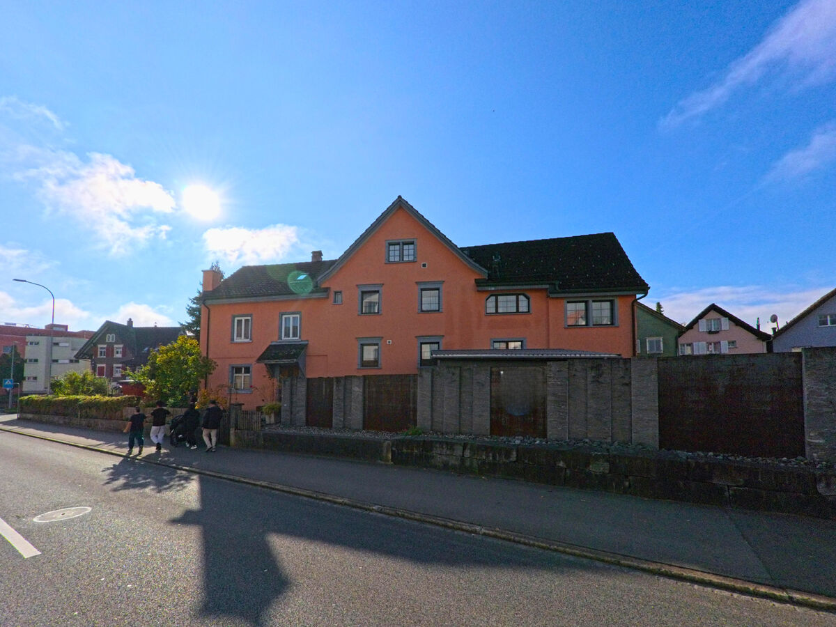Ein aelteres Mehrfamilienhaus an einer ruhigen Strasse zeigt typische Architektur in Altstaetten (9450, Kanton St. Gallen).