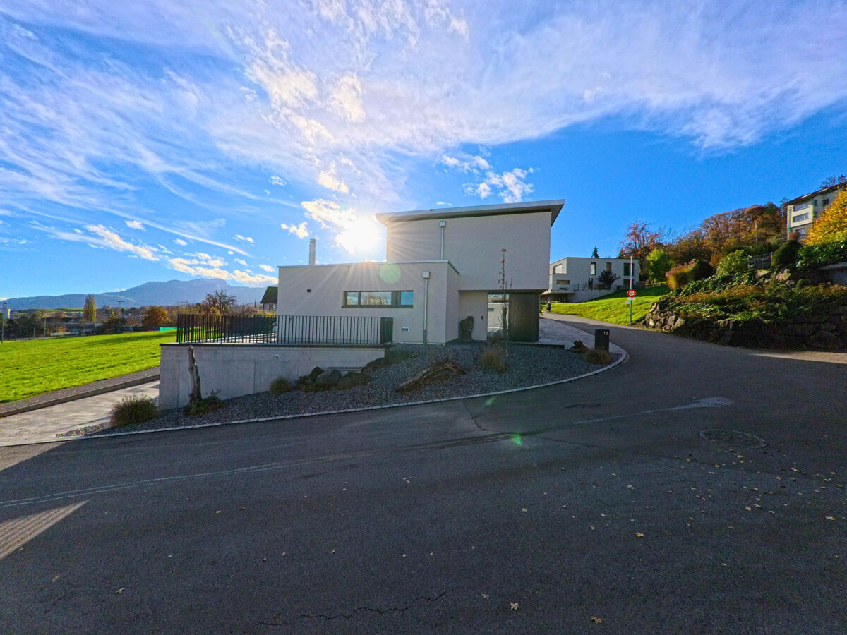 Ein modernes Gebaeude am Strassenrand ist Teil eines Wohngebiets in Altstaetten (9450, Kanton St. Gallen).