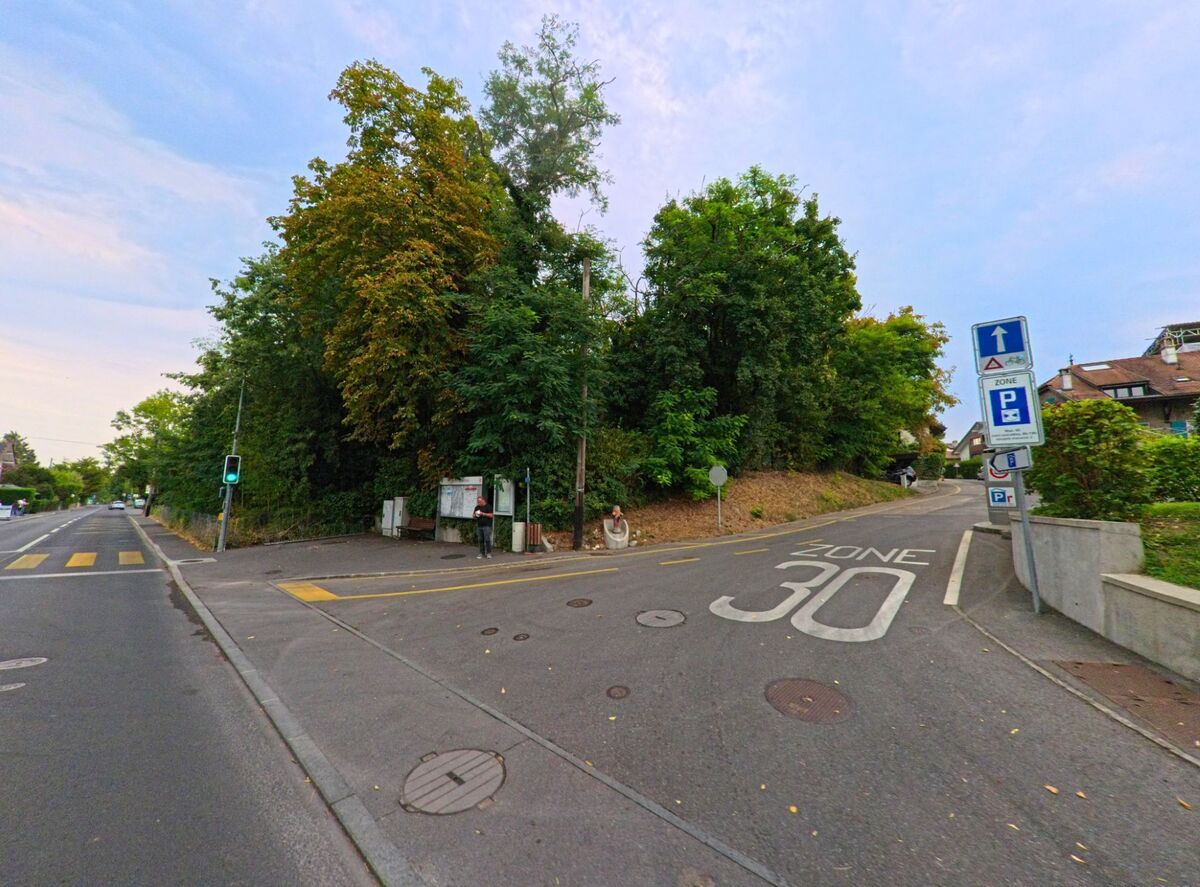 Eine Strassenkreuzung mit Fussgaengerstreifen und Tempo-30-Zone liegt am Rand eines Wohngebiets in Anieres (1247, Kanton Genf).