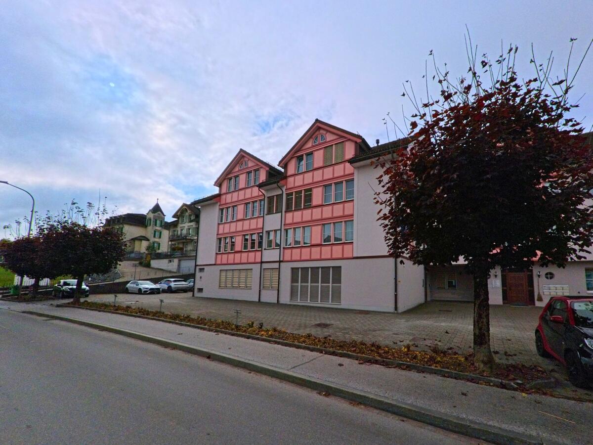 Ein modernes Gebäude mit farbigen Fassadenelementen befindet sich an einer ruhigen Strasse in Appenzell (9050, Kanton Appenzell Innerrhoden).