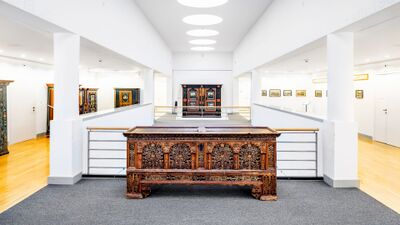 Im Appenzeller Volkskunde-Museum in Stein (9063, Kanton Appenzell Ausserrhoden) werden reich verzierte Bauernmoebel und kunstvoll geschnitzte Truhen in einem hellen Ausstellungsraum gezeigt.