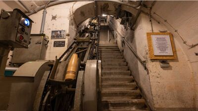 In Oberschan, Wartau (9479, Kanton St. Gallen) zeigt das Artillerie Fort Magletsch einen unterirdischen Gang mit Munitionsfoerderanlage und Treppe.
