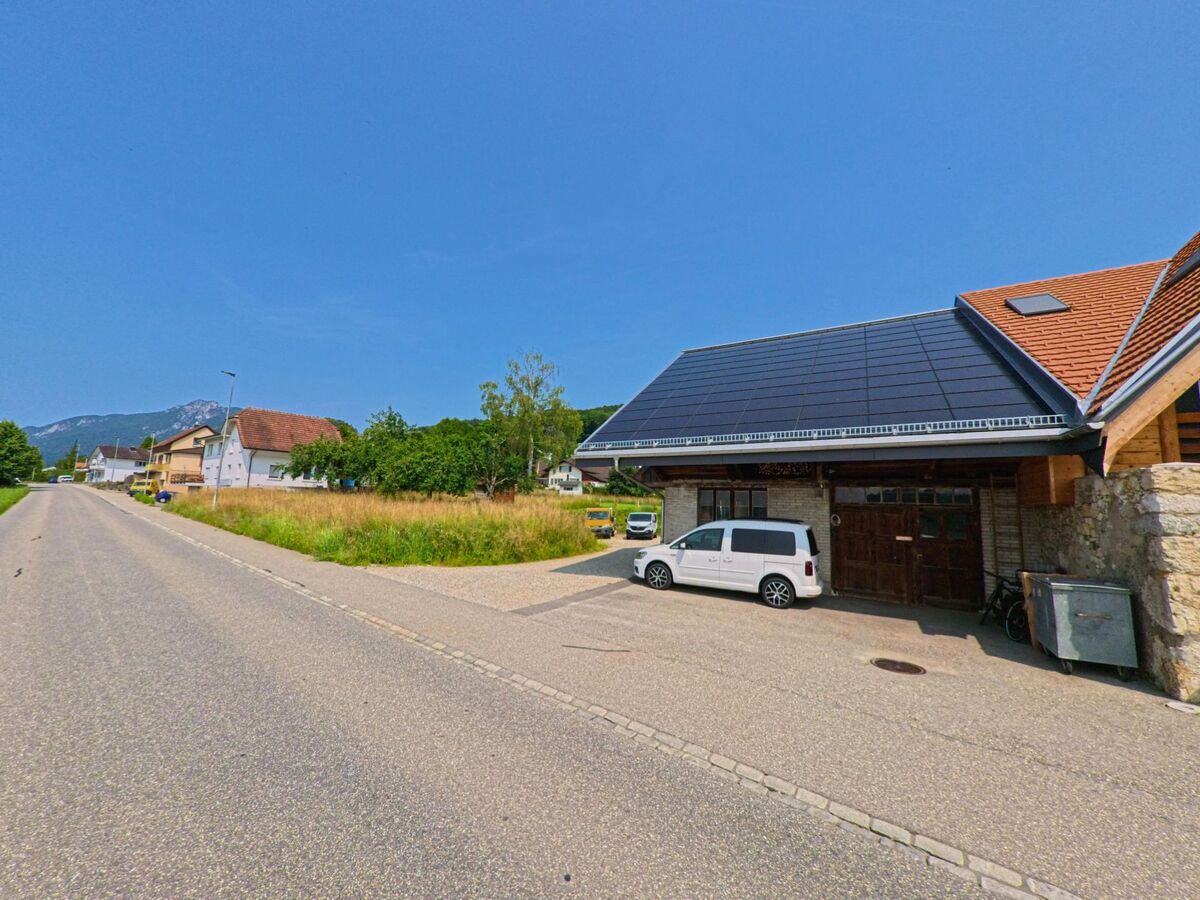 In Attiswil (4536, Kanton Bern) steht ein Wohnhaus mit grossflächiger Solaranlage am Ortsrand, umgeben von Wiesen und mit Blick auf die Jurakette.