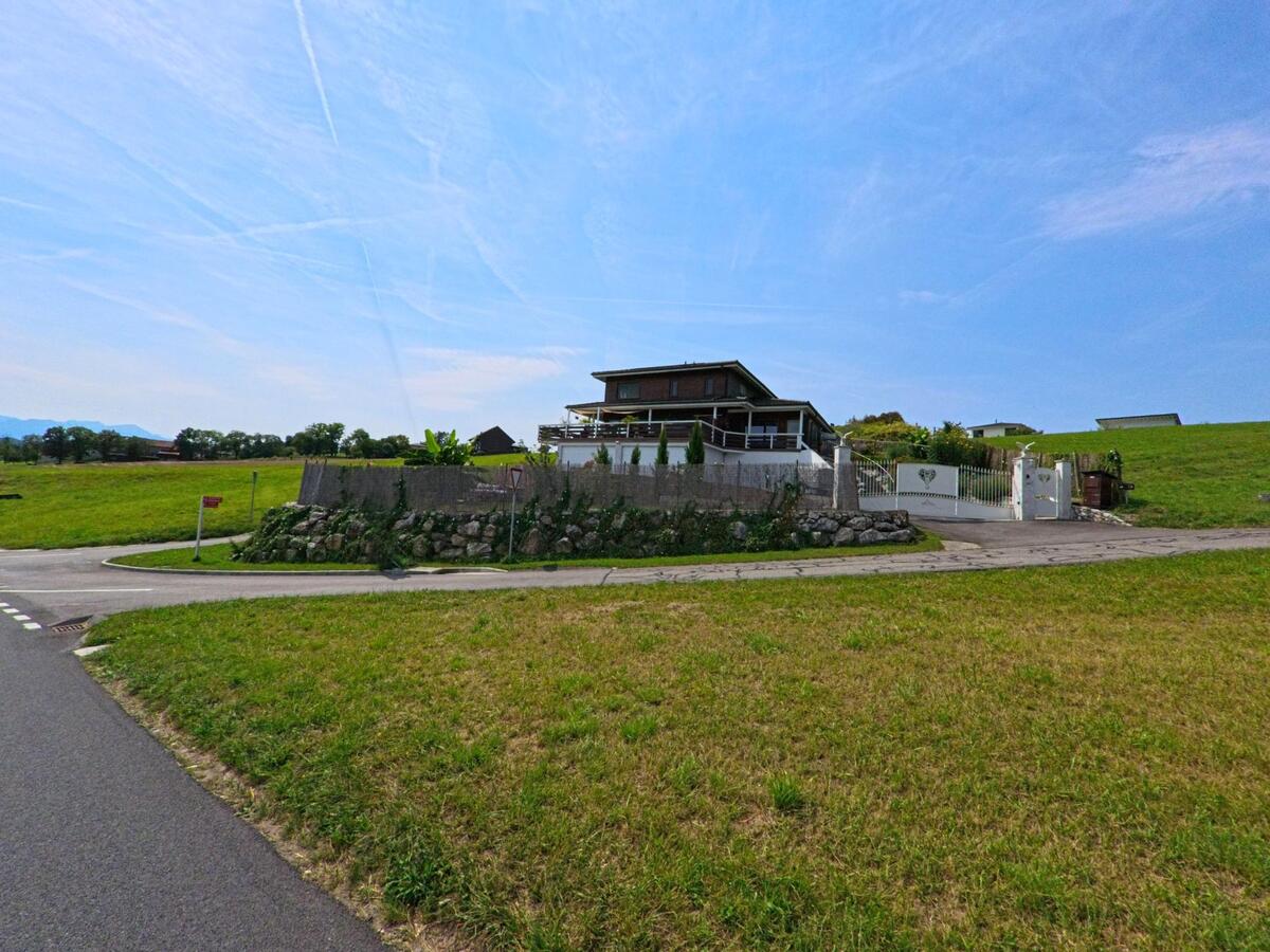 Am Rand einer Nebenstrasse steht ein freistehendes Wohnhaus mit Gartenanlage in Auboranges (1673, Kanton Freiburg) eingebettet in offenes Wiesland.