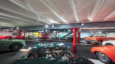 In der Autobau Erlebniswelt in Romanshorn (8590, Kanton Thurgau) sind zahlreiche klassische und sportliche Automobile in einer modernen Ausstellungshalle praesentiert.