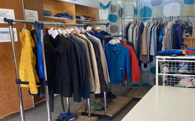 Im b’treff Bütschwil in Bütschwil-Ganterschwil (9606, Kanton St. Gallen) stehen zahlreiche Secondhand-Kleidungsstücke auf Ständern und in Regalen bereit.