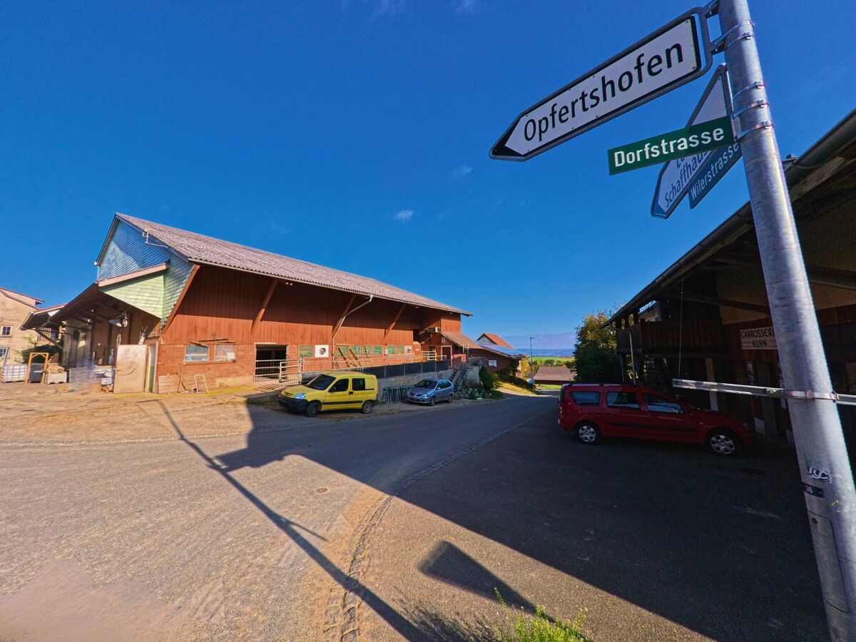 Die Kreuzung mit Wegweisern und Gewerbebauten zeigt einen funktionalen Bereich von Büttenhardt (8236, Kanton Schaffhausen).