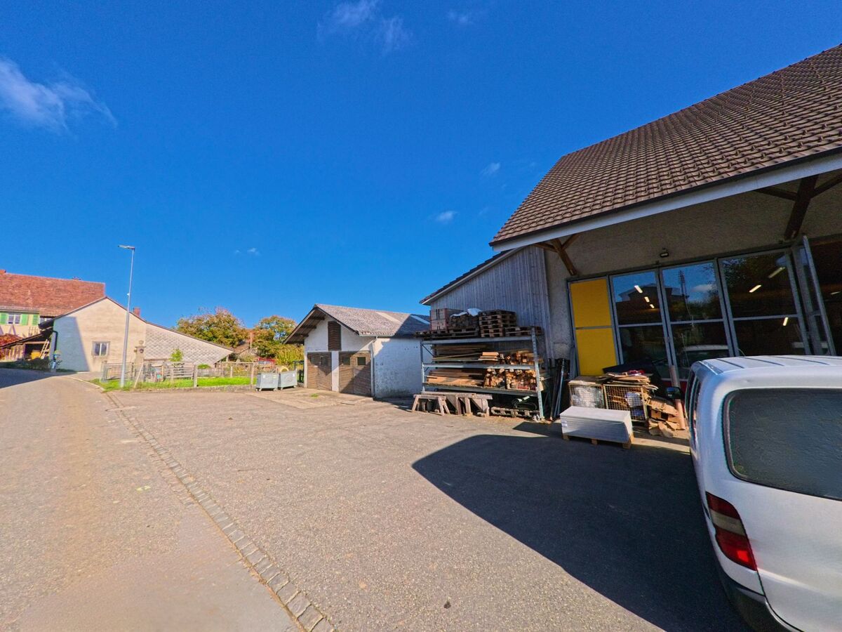 Ein Werkhof mit abgestellten Materialien liegt am Rand eines Gewerbebereichs in Büttenhardt (8236, Kanton Schaffhausen).