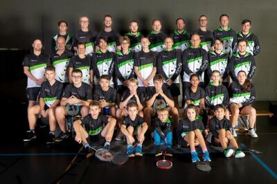 In Steinhausen (6312, Kanton Zug) steht die Nachwuchsgruppe des Badminton Club Steinhausen mit Schlaegern in einer Sporthalle und praesentiert sich in einheitlichen Vereinsdressen.