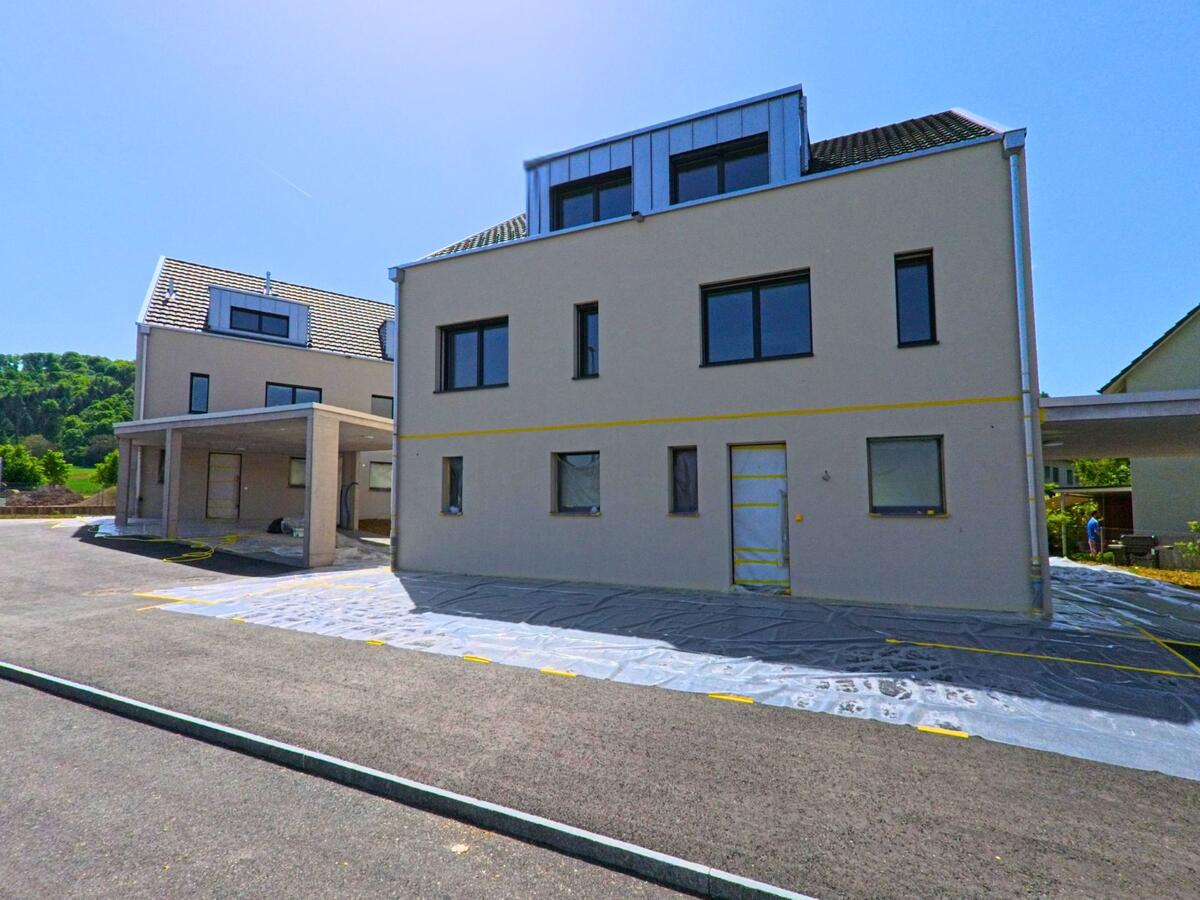 In Bättwil im Kanton Solothurn, PLZ 4112, befinden sich moderne Neubauten in einem Wohnquartier, das sich noch in der Fertigstellung befindet.