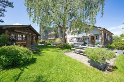 Das Gästehaus Bären in Gais (9056, Kanton Appenzell Ausserrhoden) liegt inmitten eines gepflegten Gartens mit Sitzbänken und alten Bäumen.