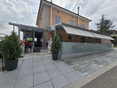In Muri (5630, Kanton Aargau) zeigt sich ein Restaurantgebaeude mit heller Fassade, ueberdachter Terrasse und Statuen am Eingang.