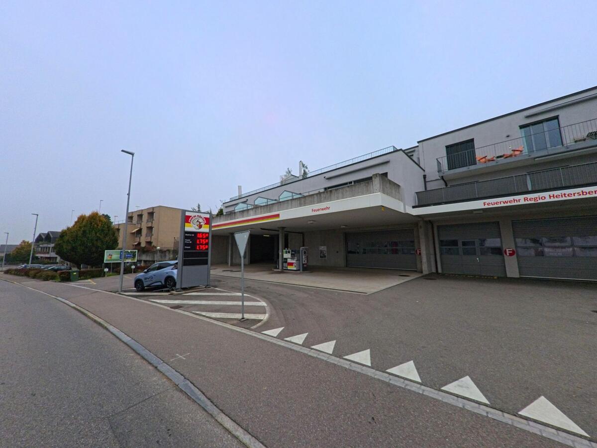 An der Hauptstrasse in Bellikon (5454, Kanton Aargau) befindet sich die moderne Feuerwache der Feuerwehr Regio Heitersberg mit Tankstelle im Vordergrund.