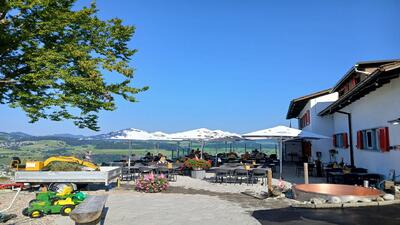 In Ganterschwil (9608, Kanton St. Gallen) bietet der Berghof eine Sonnenterrasse mit Schirmen und Panoramablick ueber die gruenen Huegel der Umgebung.