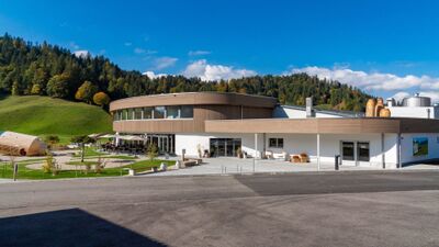 In Marbach (6196, Kanton Luzern) liegt die Bergkaeserei Marbach-Schangnau mit ihrem modernen Gebaeude inmitten gruener Huegel und sonniger Landschaft.