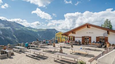 Das Bergrestaurant La Diala in Berguen/Bravuogn (7482, Kanton Graubuenden) liegt auf einer Sonnenterrasse mit weitem Blick ueber die umliegenden Berge.