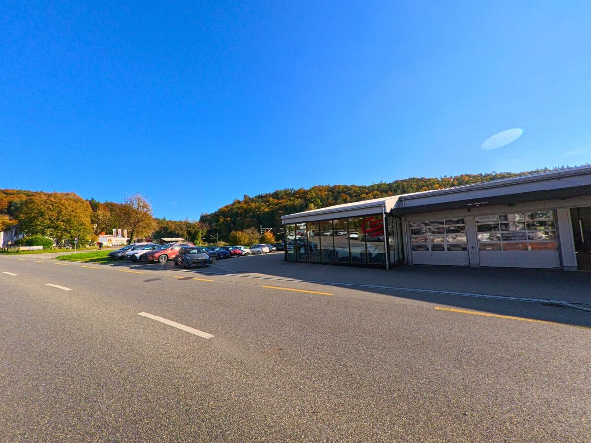 Ein Autohaus mit Parkplatz liegt an einer offenen Verkehrsfläche in Beringen (8222, Kanton Schaffhausen).
