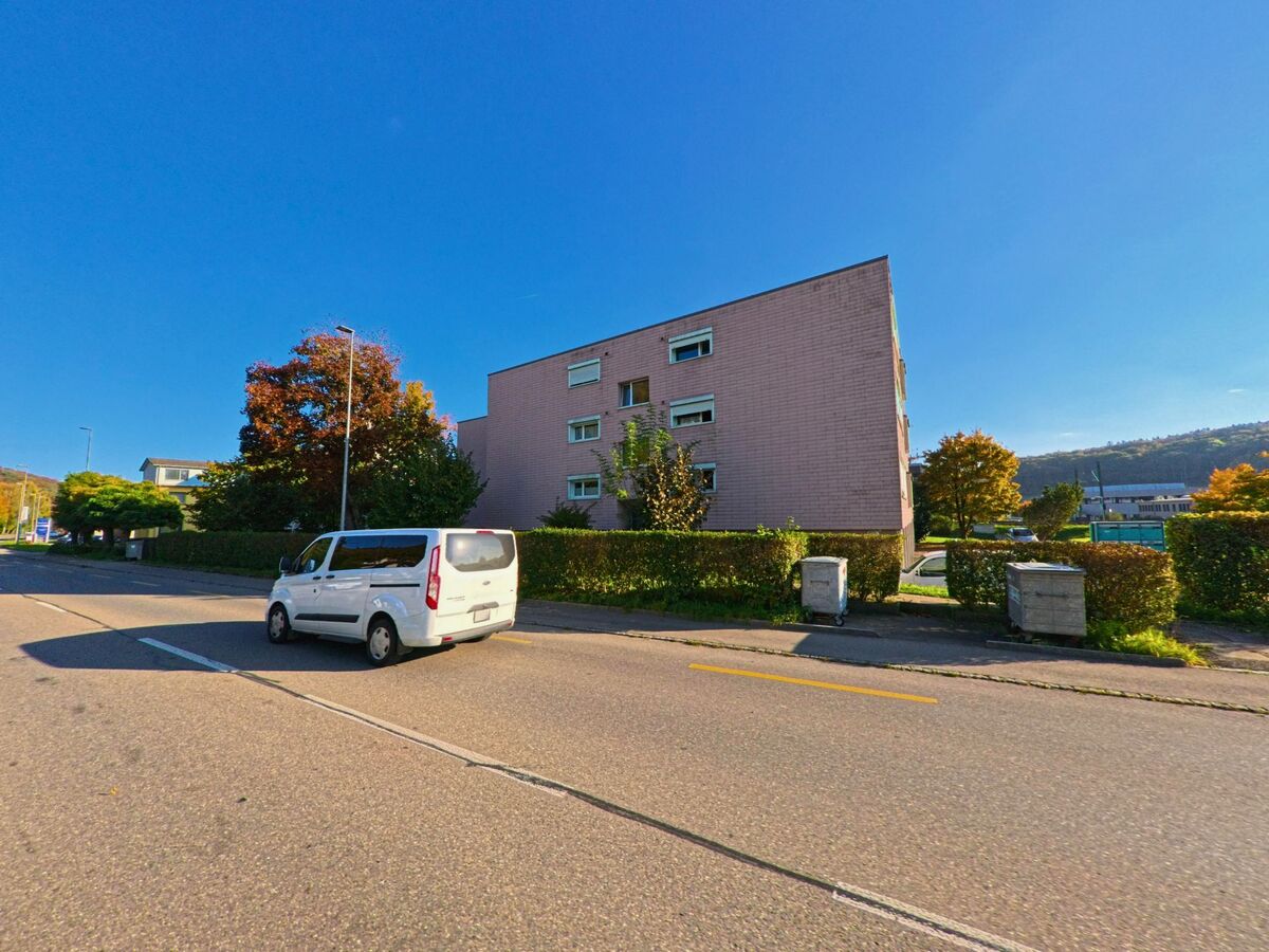 Ein Lieferwagen steht vor einem Wohngebäude an einer Seitenstrasse in Beringen (8222, Kanton Schaffhausen).