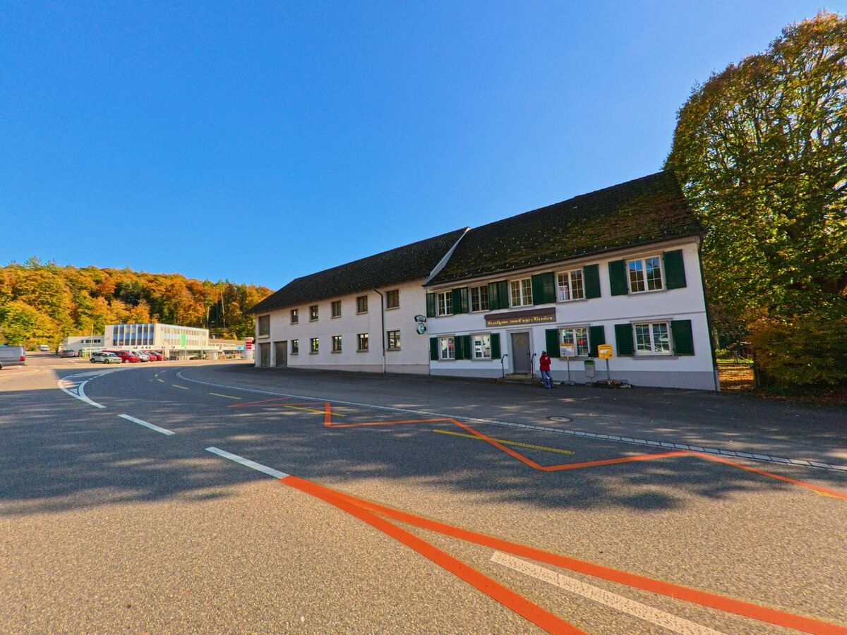 Markierte Fahrspuren und ein Schulgebäude prägen diesen Strassenraum in Beringen (8222, Kanton Schaffhausen).