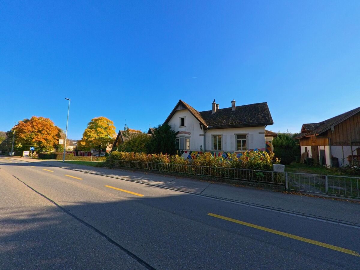 Ein Einfamilienhaus liegt zurückversetzt an einer breiten Fahrbahn in Beringen (8222, Kanton Schaffhausen).