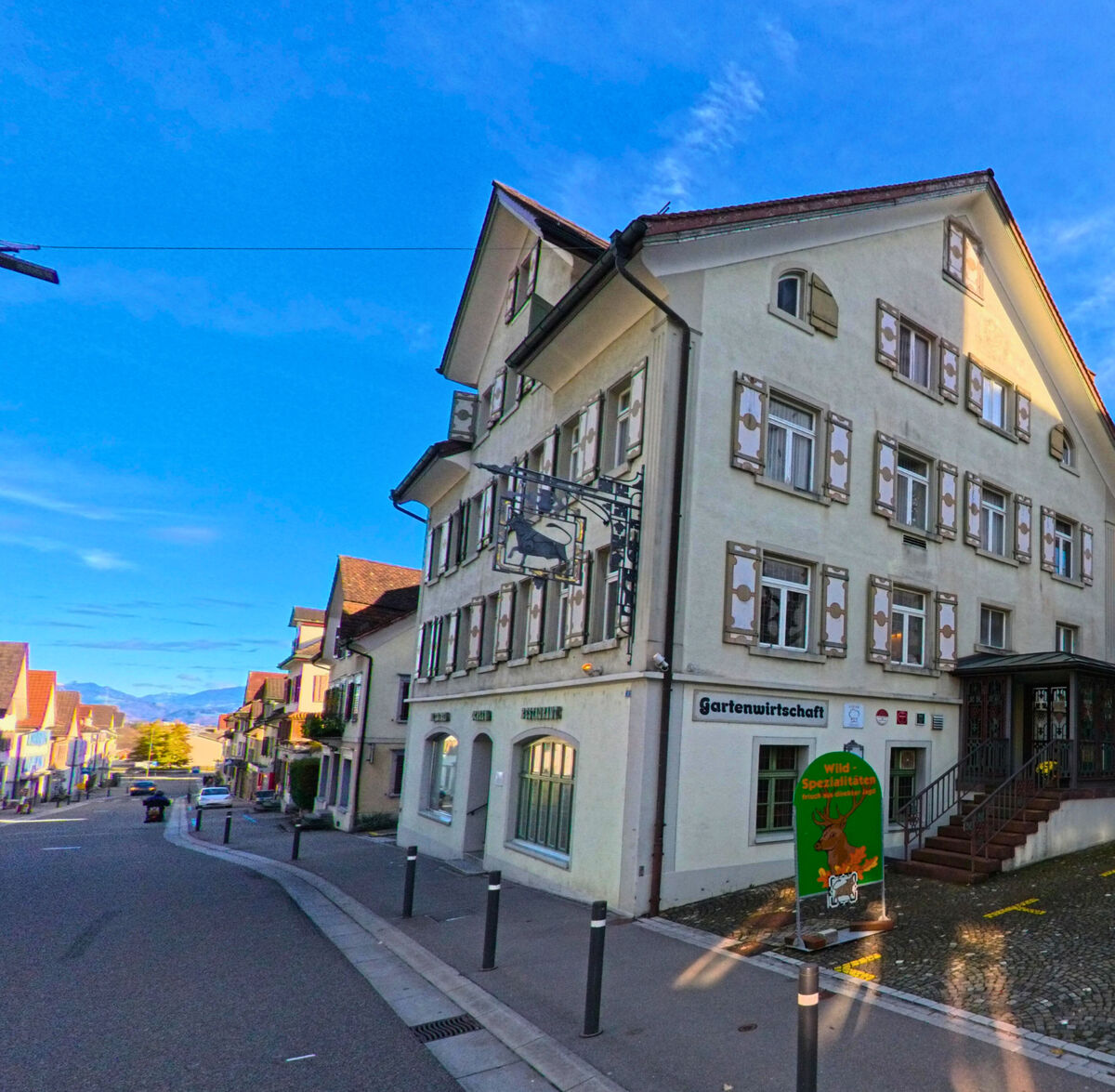 Ein historisches Gebaeude mit Geschaeftsnutzung praegt einen Abschnitt des Dorfkerns von Berneck (9442, Kanton St. Gallen).