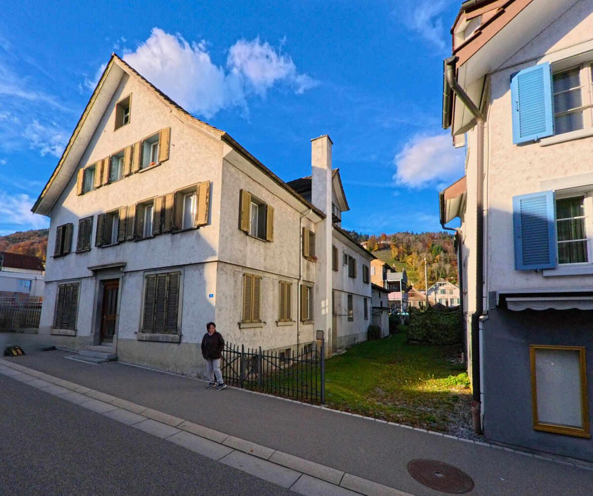 Ein traditionelles Wohnhaus mit Laedenfront steht an einer Nebenstrasse in Berneck (9442, Kanton St. Gallen).