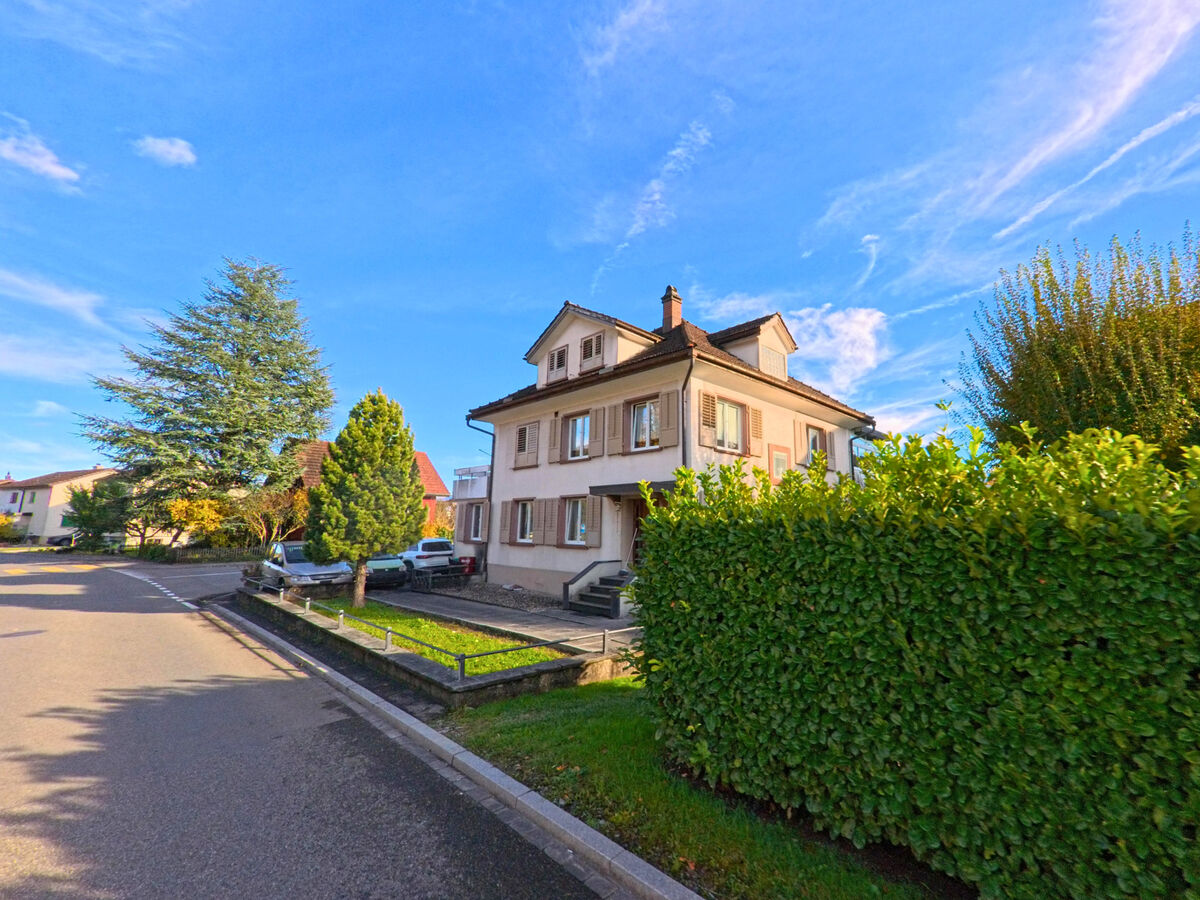 Ein gepflegtes Wohnhaus mit Vorgarten liegt an einer sonnigen Strasse in Berneck (9442, Kanton St. Gallen).