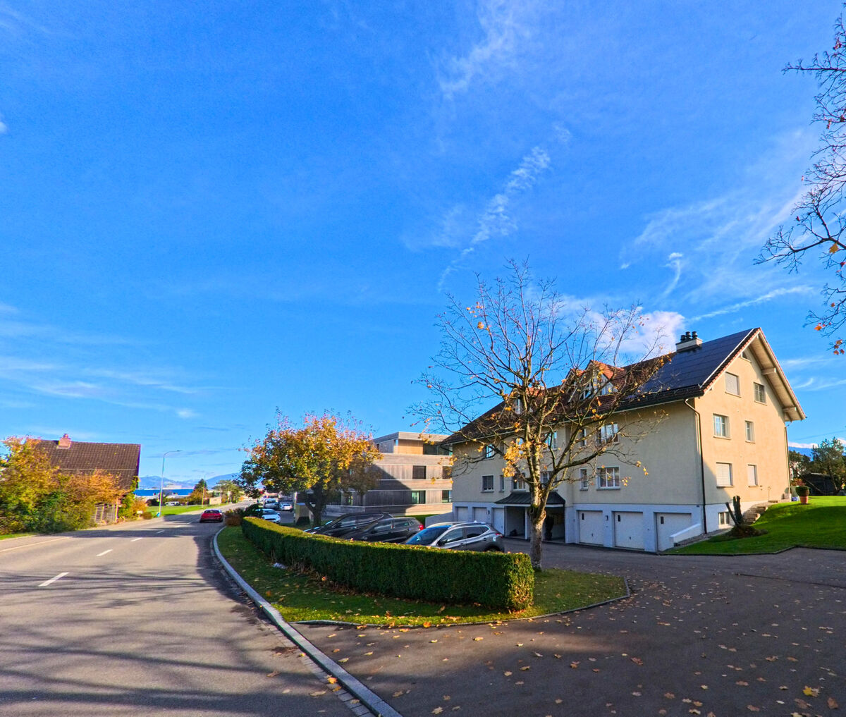 Entlang einer ruhigen Wohnstrasse zeigt sich eine geschwungene Kurve im Siedlungsgebiet von Berneck (9442, Kanton St. Gallen).
