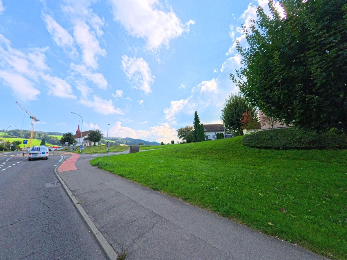 beromuenster_6215_kirche_an_strassenkurve