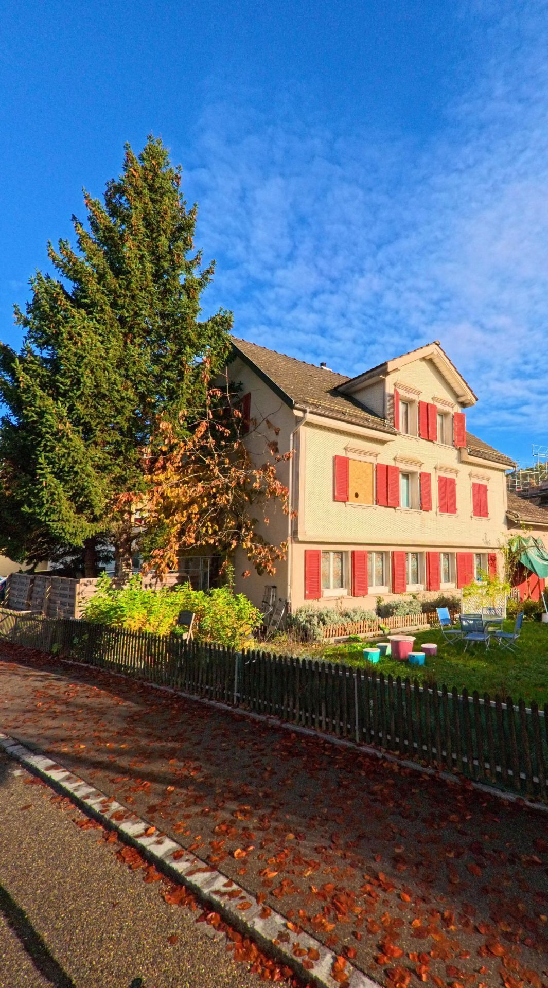 Am Ende einer Zufahrtsstrasse in Bettwiesen (9553, Kanton Thurgau) steht ein modernes Mehrfamilienhaus mit Balkonen und angrenzenden Parkplätzen vor sanft ansteigendem Gelände.