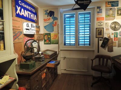 Im Bezirksmuseum von Bad Zurzach (5330, Kanton Aargau) zeigt ein Raum alte Möbel, Dekorationen und Handwerksobjekte aus vergangenen Jahrhunderten.