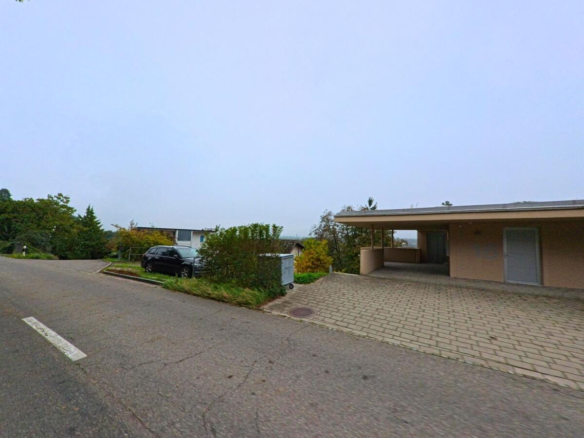 An einer ruhigen Wohnstrasse in Biberstein (5023, Kanton Aargau) stehen moderne Häuser mit grossen Einfahrten und Carports.
