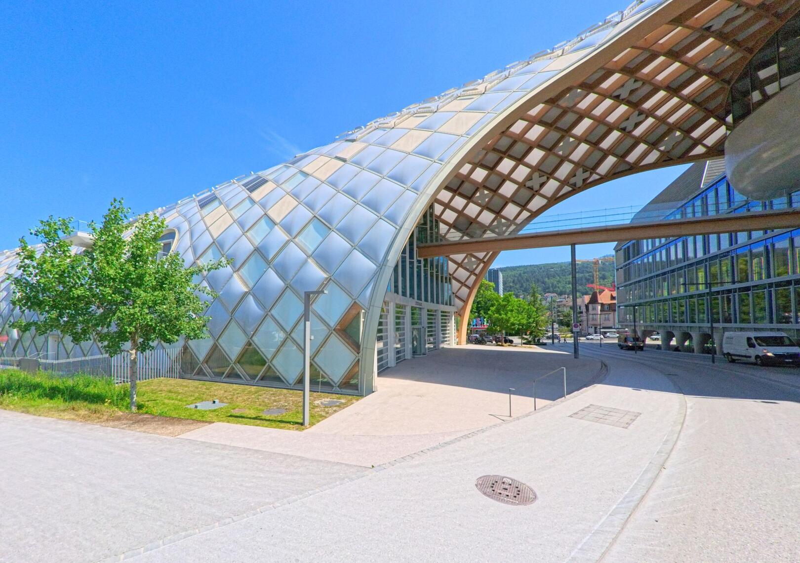 Das markante Gebäude in Biel/Bienne (2500, Kanton Bern) mit seiner modernen, gläsernen Architektur und der auffälligen Holzkonstruktion zieht die Blicke auf sich.