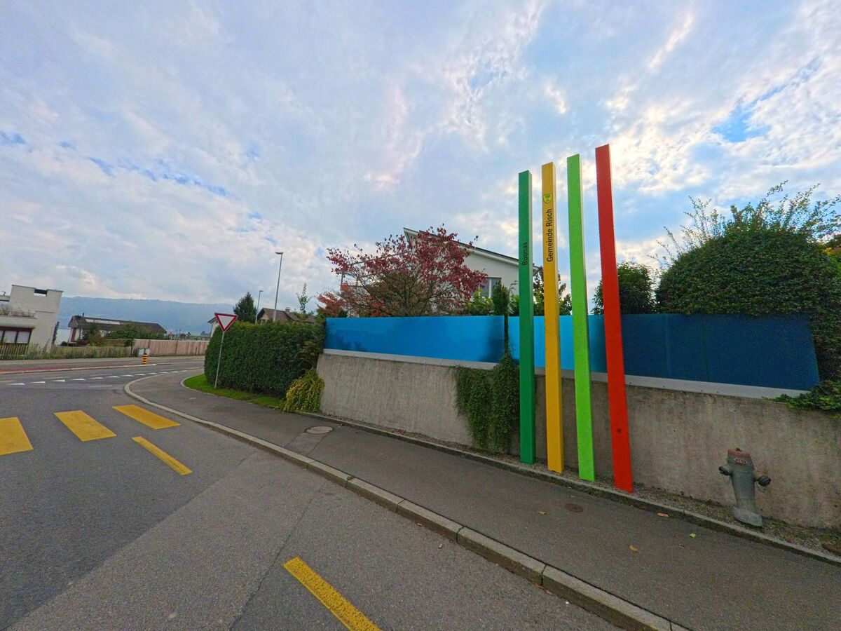 Eine farbige Stele markiert einen Strassenraum im Quartier von Risch (6343, Kanton Zug).