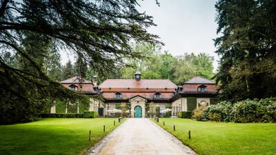 Das Bistro Reithalle in Riehen (4125, Kanton Basel-Stadt) liegt am Ende einer von Bäumen gesäumten Allee und beeindruckt mit seiner historischen Architektur und grünen Umgebung.