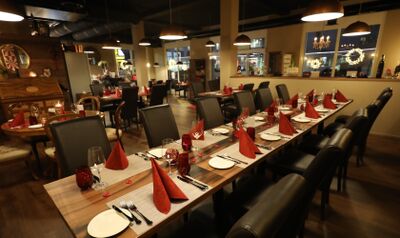 Im Bistrorestaurant Vienna-Lounge in Unteraegeri (6314, Kanton Zug) sind die Tische festlich mit roten Servietten und Glaesern gedeckt und schaffen eine warme Atmosphaere.