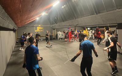 Mehrere Sportler trainieren mit Springseilen und Boxsaecken in einer Trainingshalle in Wil (9500, Kanton St Gallen).