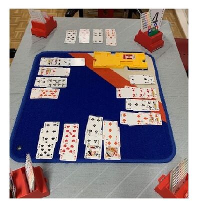 Auf einem Tisch in St.Gallen (9000, Kanton St. Gallen) liegen Spielkarten fuer eine Bridgepartie auf einer blauen Matte ausgelegt.